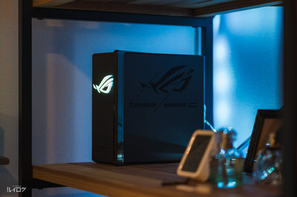 ゲーマー向けWi-Fi7対応ゲーミングルーター「ROG Strix GS-BE7200X」を棚へ設置して使用中