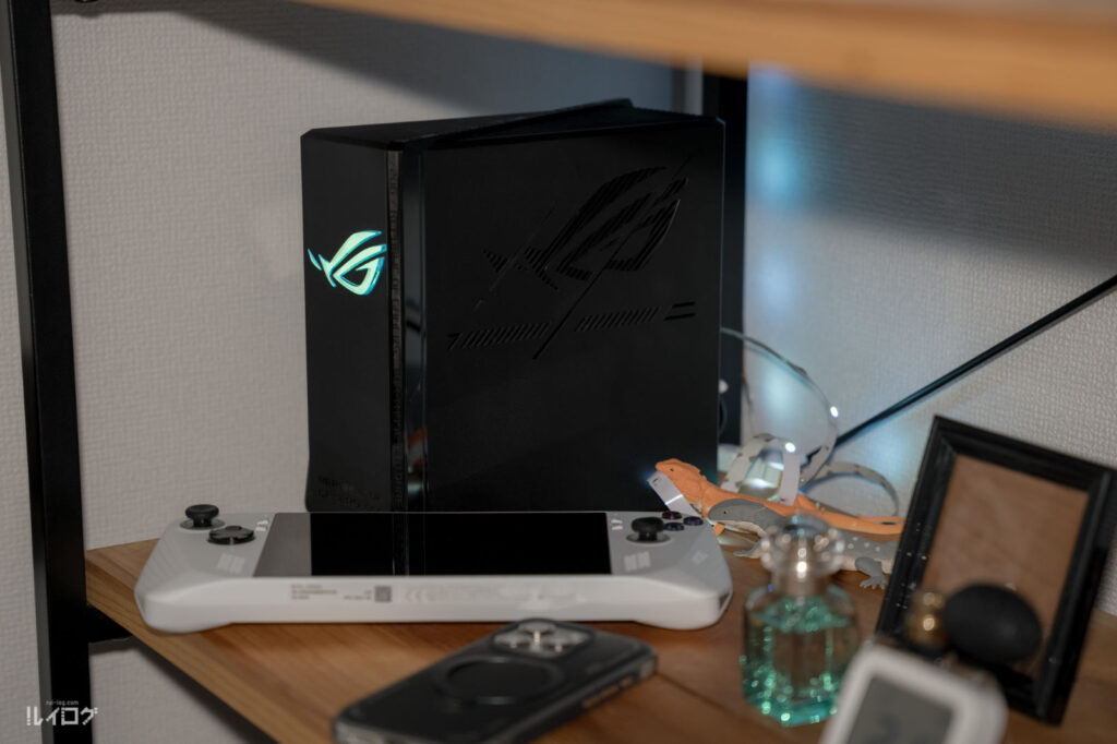 ゲーマー向けWi-Fi7対応ゲーミングルーター「ROG Strix GS-BE7200X」を棚へ設置して使用中