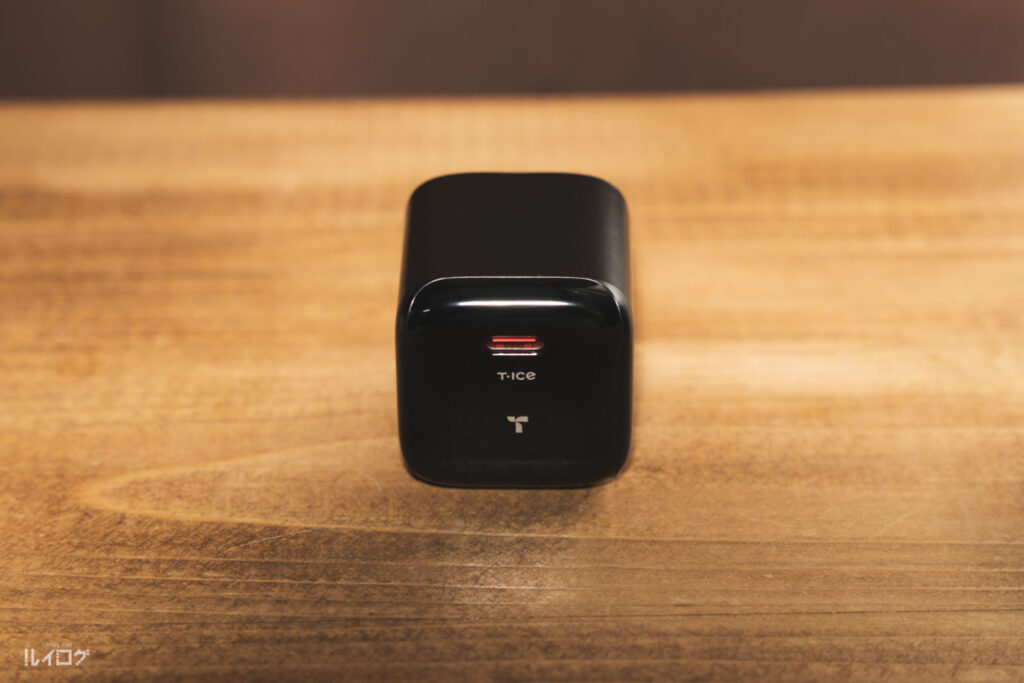 25WのQi2対応冷却ワイヤレス充電器TORRAS Ostand PolarCircleに付属の充電アダプター