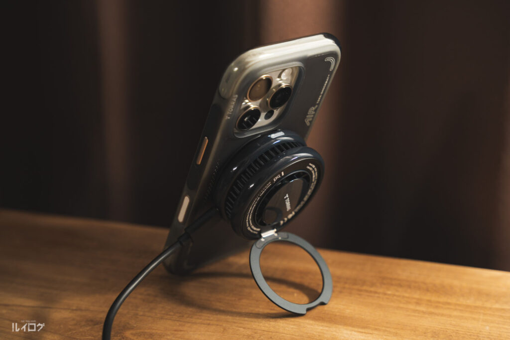 25WのQi2対応冷却ワイヤレス充電器TORRAS Ostand PolarCircleをiPhone16Proへ装着しスタンドで使う