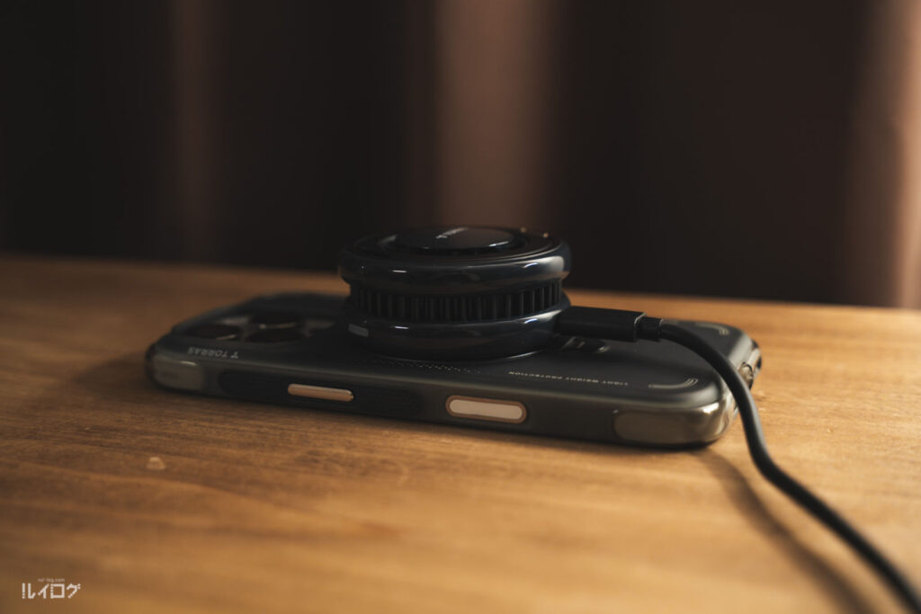 25WのQi2対応冷却ワイヤレス充電器TORRAS Ostand PolarCircleをiPhone16Proへ装着