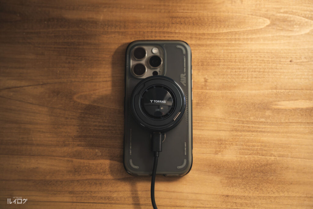 25WのQi2対応冷却ワイヤレス充電器TORRAS Ostand PolarCircleをiPhone16Proへ装着