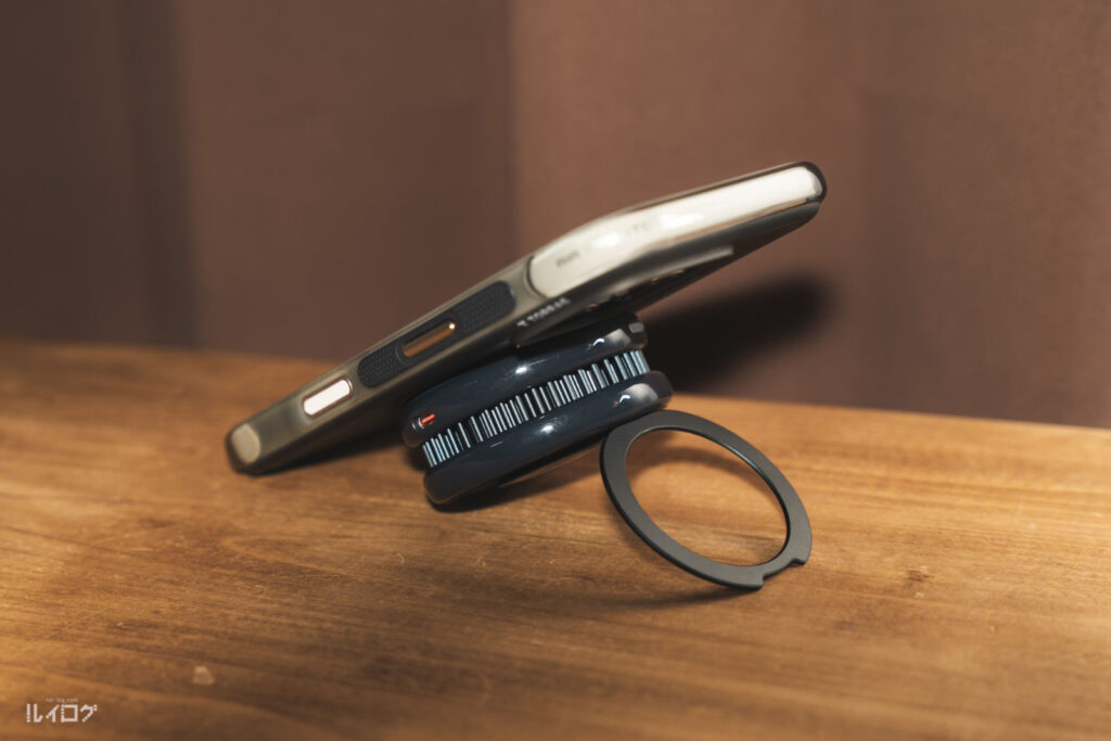 25WのQi2対応冷却ワイヤレス充電器TORRAS Ostand PolarCircleをiPhone16Proへ装着しスタンドで使う