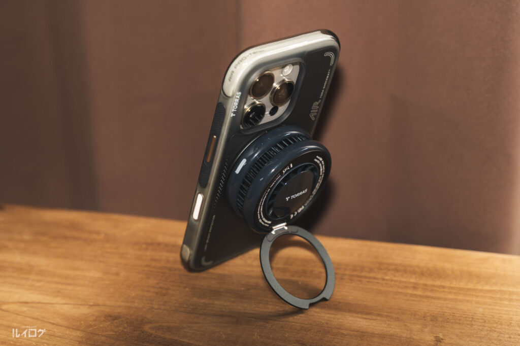 25WのQi2対応冷却ワイヤレス充電器TORRAS Ostand PolarCircleをiPhone16Proへ装着しスタンドで使う