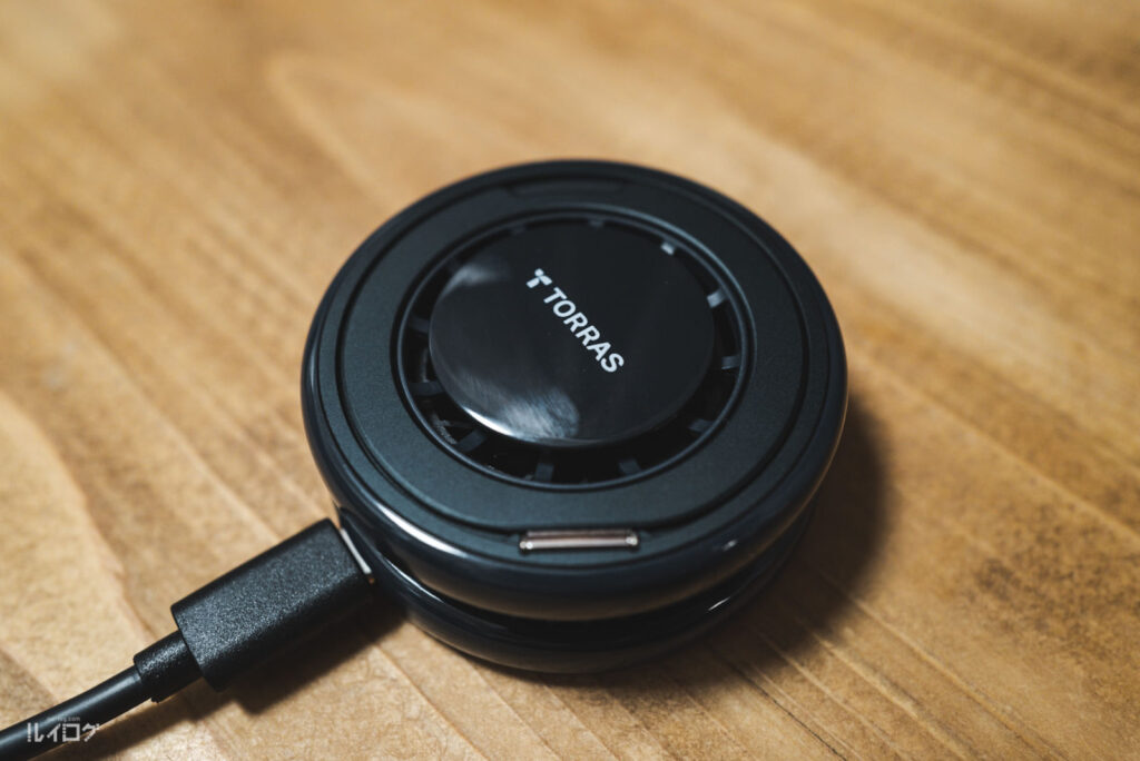 25WのQi2対応冷却ワイヤレス充電器TORRAS Ostand PolarCircleの表面は指紋がつきやすい