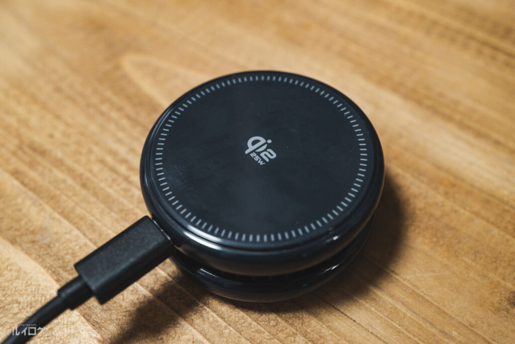 25WのQi2対応冷却ワイヤレス充電器TORRAS Ostand PolarCircleの表面は指紋がつきやすい