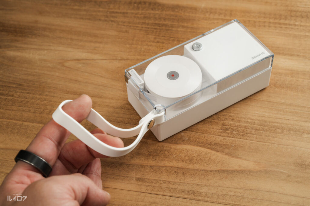 SHARGEコンセント一体型3in1モバイルバッテリー本体についているハンドストラップ