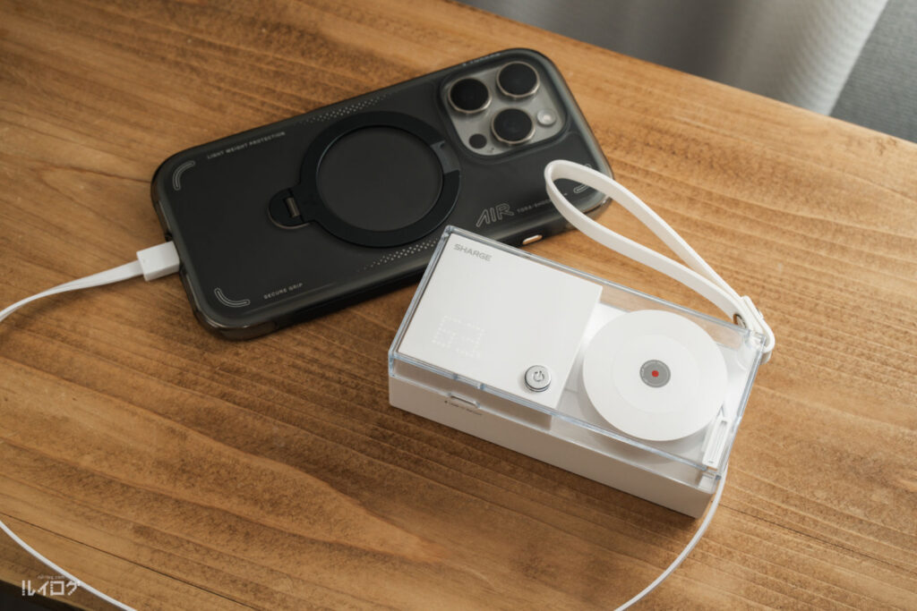 SHARGEコンセント一体型3in1モバイルバッテリーでiPhone16Proを充電中