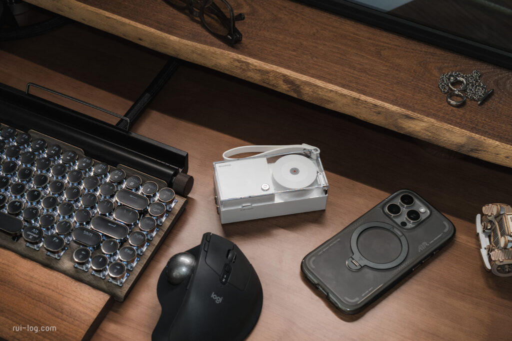 SHARGEコンセント一体型3in1モバイルバッテリーとルイログデスクセットアップ