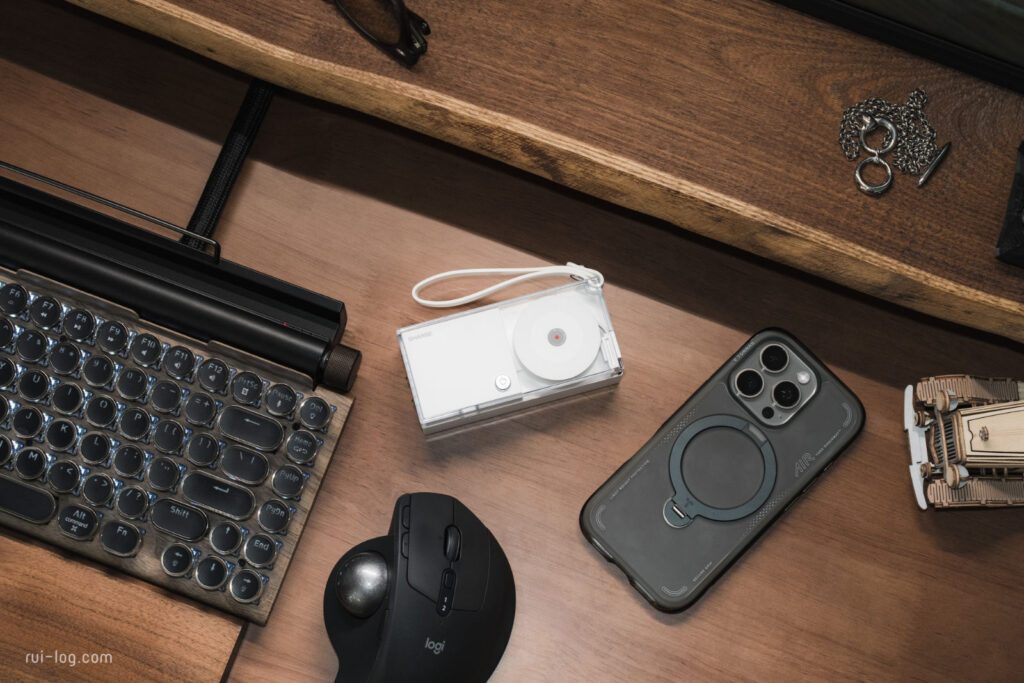 SHARGEコンセント一体型3in1モバイルバッテリーとルイログデスクセットアップ