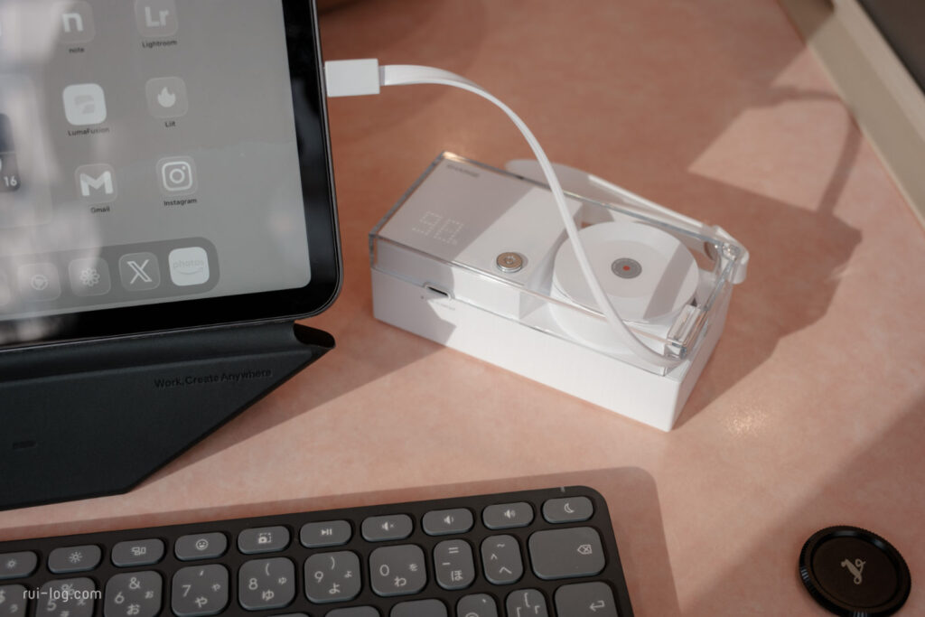 SHARGEコンセント一体型3in1モバイルバッテリーでiPad mini を充電中