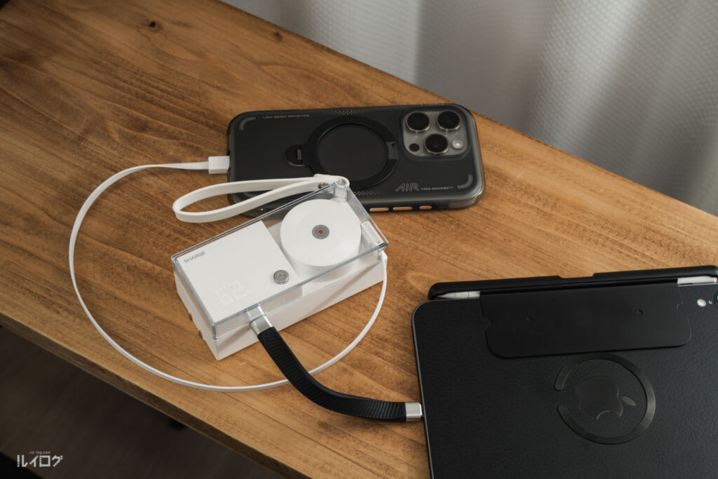 SHARGEコンセント一体型3in1モバイルバッテリーでiPhone16ProとiPad mini を同時に充電中