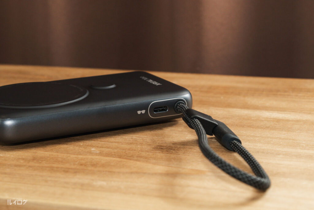 XREAL Neo 側部のグラス接続用USB-Cポート