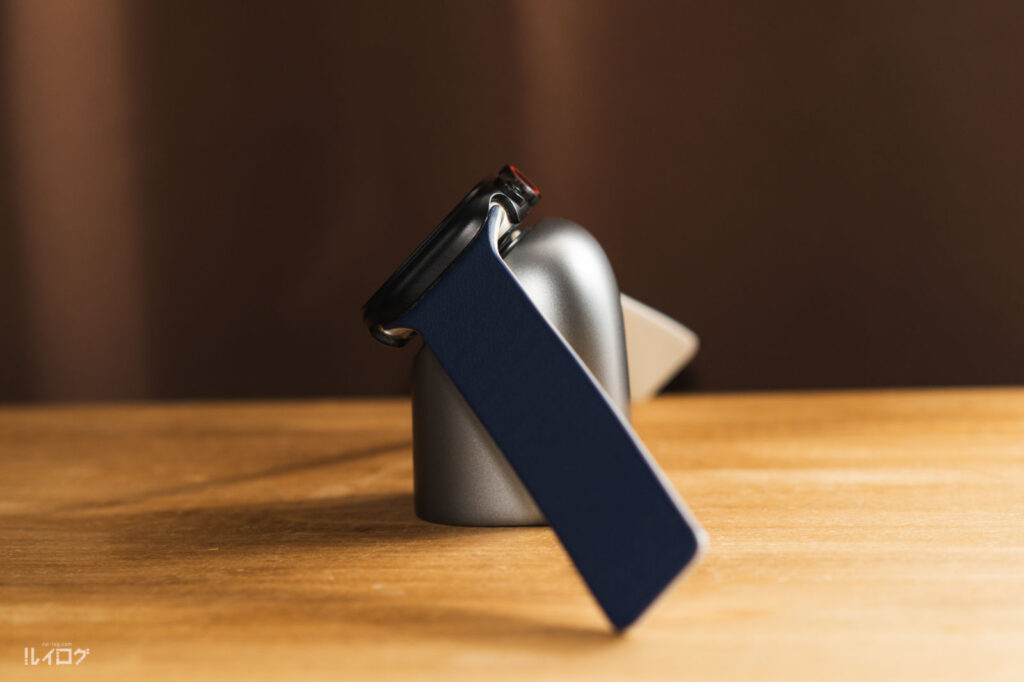 2-in-1なTORRAS Flasheye マルチ充電器にAppleWatchを乗せた状態