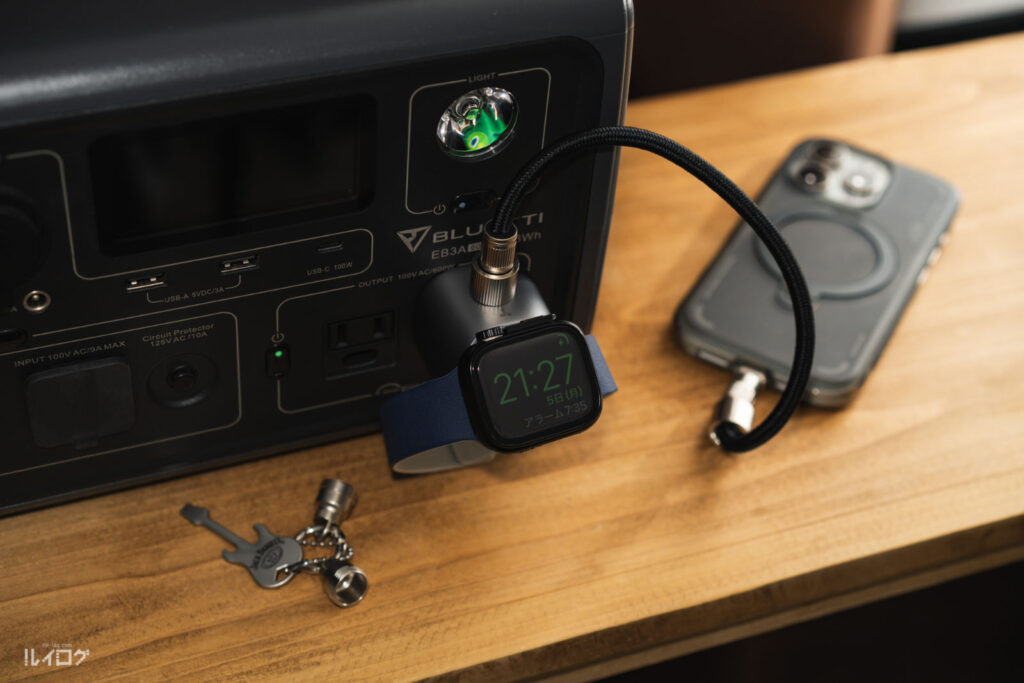 2-in-1なTORRAS Flasheye マルチ充電器でAppleWatchとiPhoneを充電中