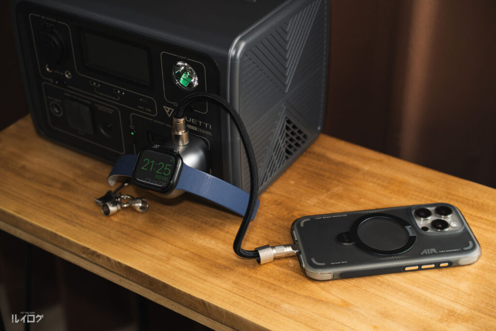 2-in-1なTORRAS Flasheye マルチ充電器でAppleWatchとiPhoneを充電中