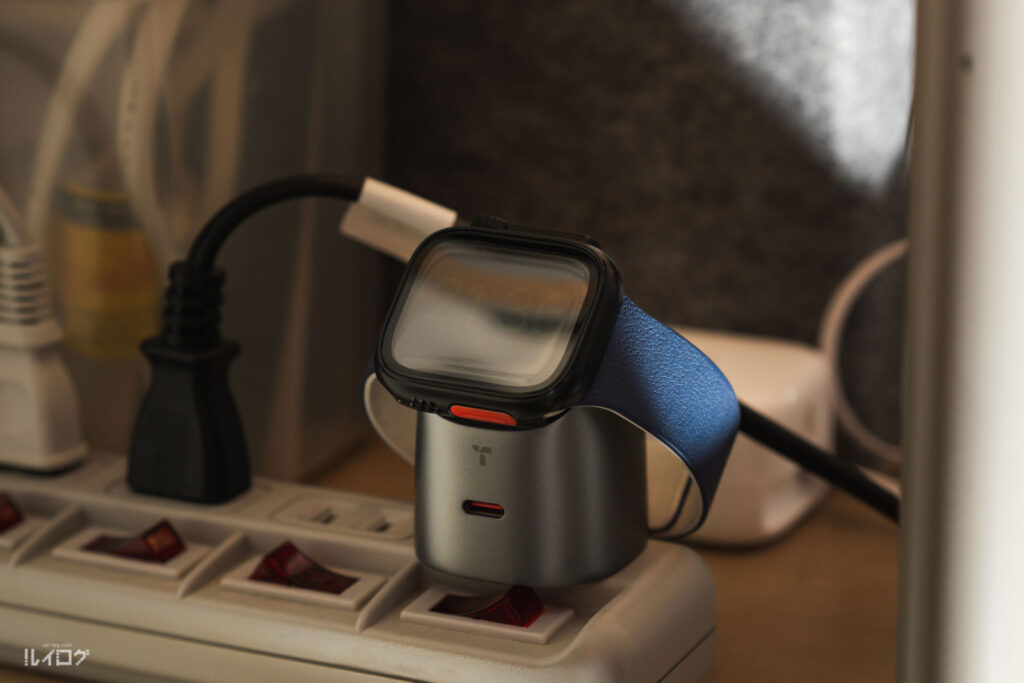 2-in-1なTORRAS Flasheye マルチ充電器でAppleWatchを充電中