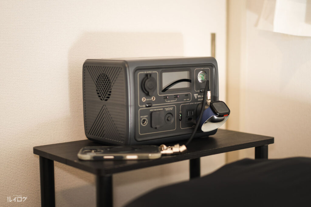 2-in-1なTORRAS Flasheye マルチ充電器でAppleWatchとiPhoneを充電中