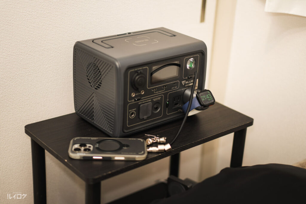 2-in-1なTORRAS Flasheye マルチ充電器でAppleWatchとiPhoneを充電中