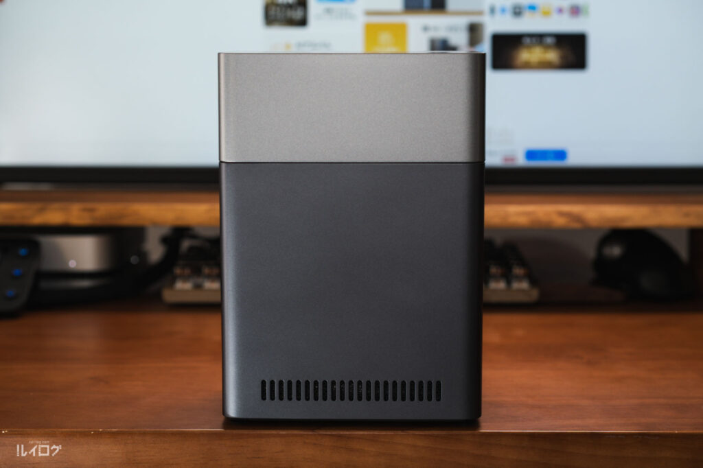 UGREEN NASync DH2300 の側面