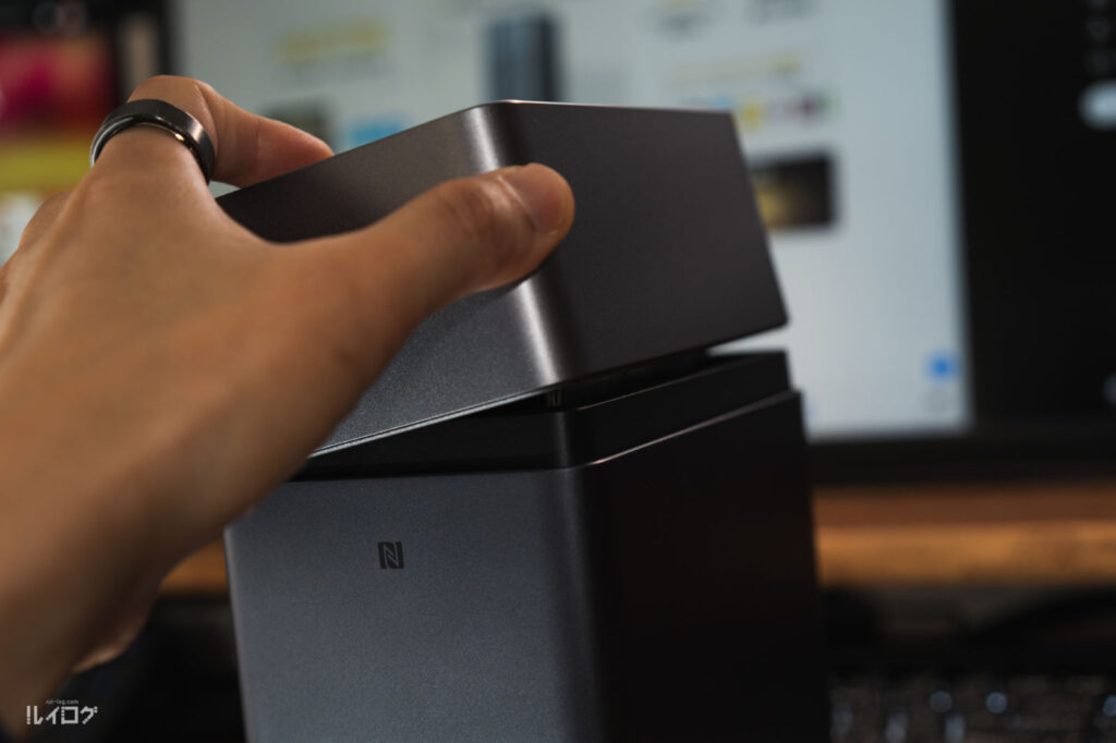 UGREEN NASync DH2300 の蓋をあけているところ