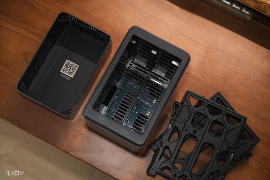UGREEN NASync DH2300 の格納用ベイの内側