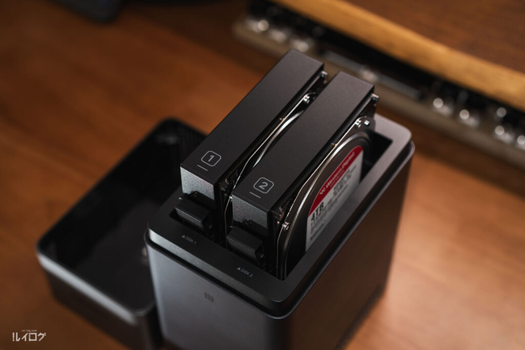 UGREEN NASync DH2300 にHDDを固定した格納用ベイを格納