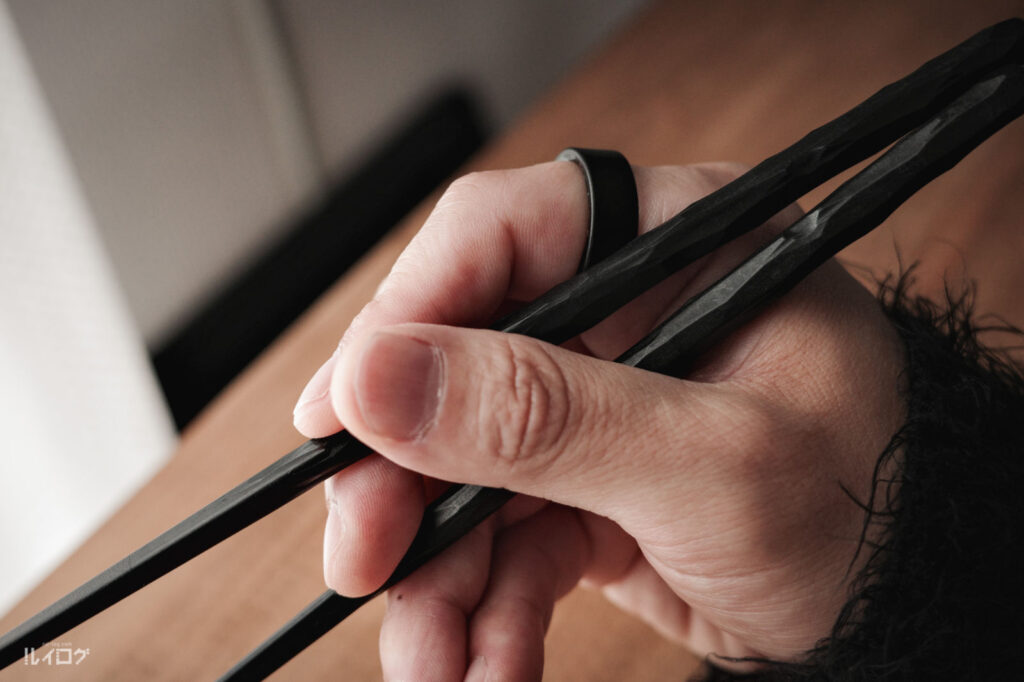 利き手の人差し指につけるとお箸がカチカチあたる