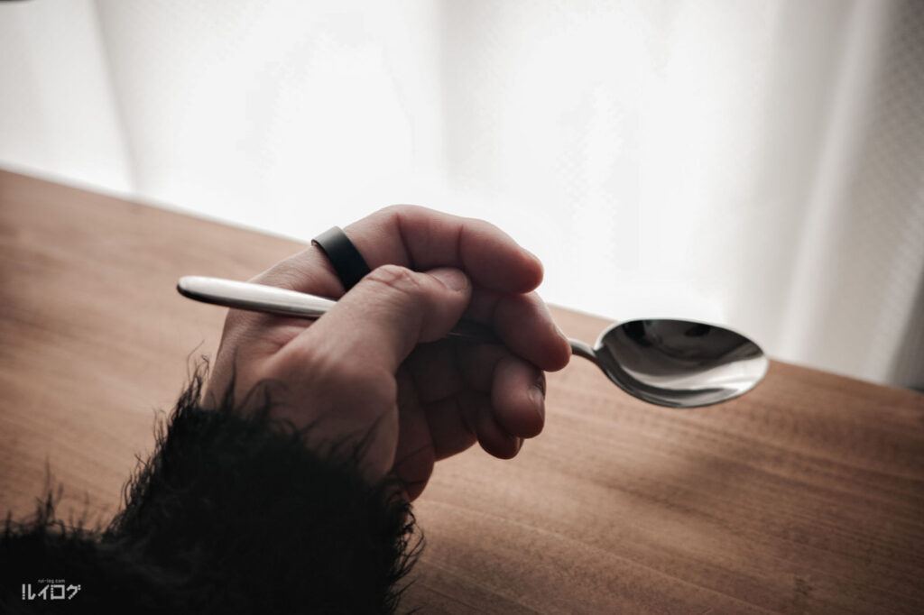 スマートリングを利き手と反対の人差し指につけてスプーンを中指と薬指の間で持つ