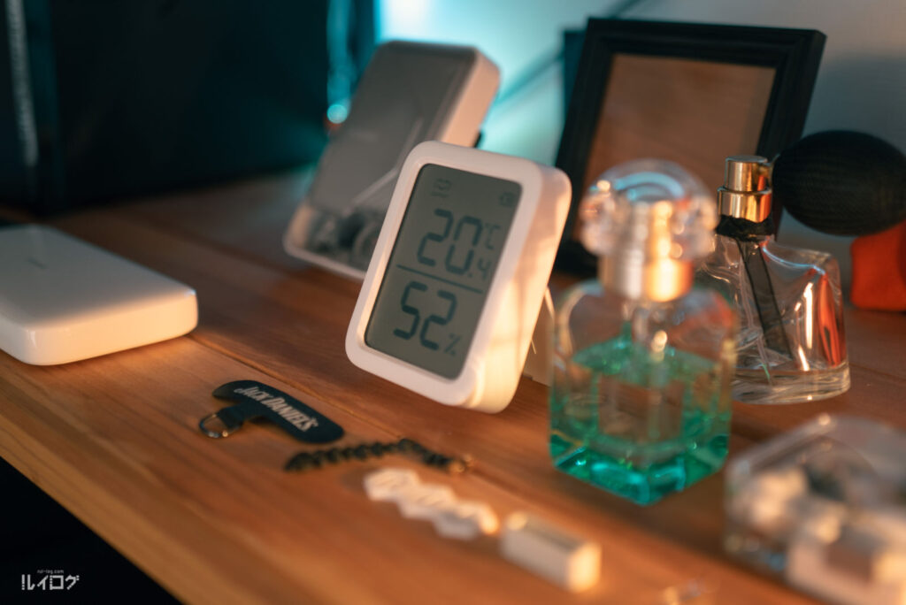 SwitchBot温湿度計をデスク横棚においている