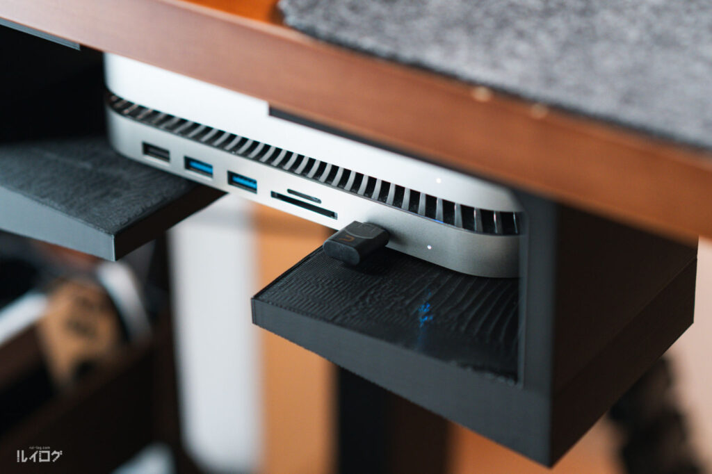 COMICA EJoy Uni Pro のドングルをMac miniのドックに接続している