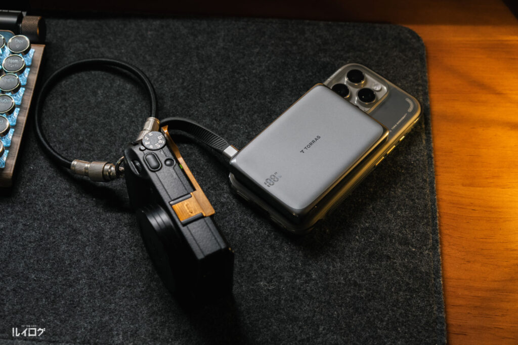 TORRAS MiniMag Pro 10000mAhモデルでiPhone16 Pro と有線でカメラを充電