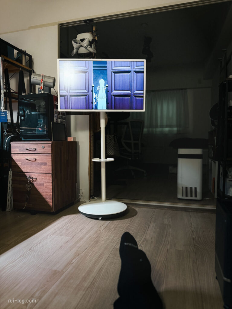 ソファーでっくつろぎつつKTC MegaPad A32Q7Sでアニメを視聴している様子