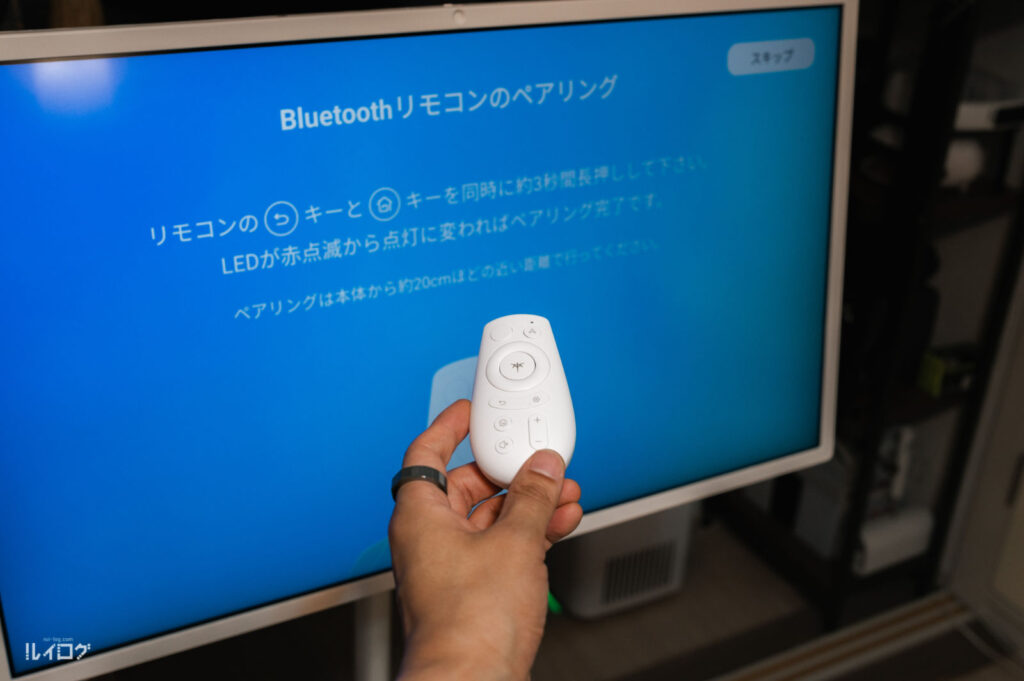 KTC MegaPad A32Q7SのBluetoothリモコンをペアリングしている様子