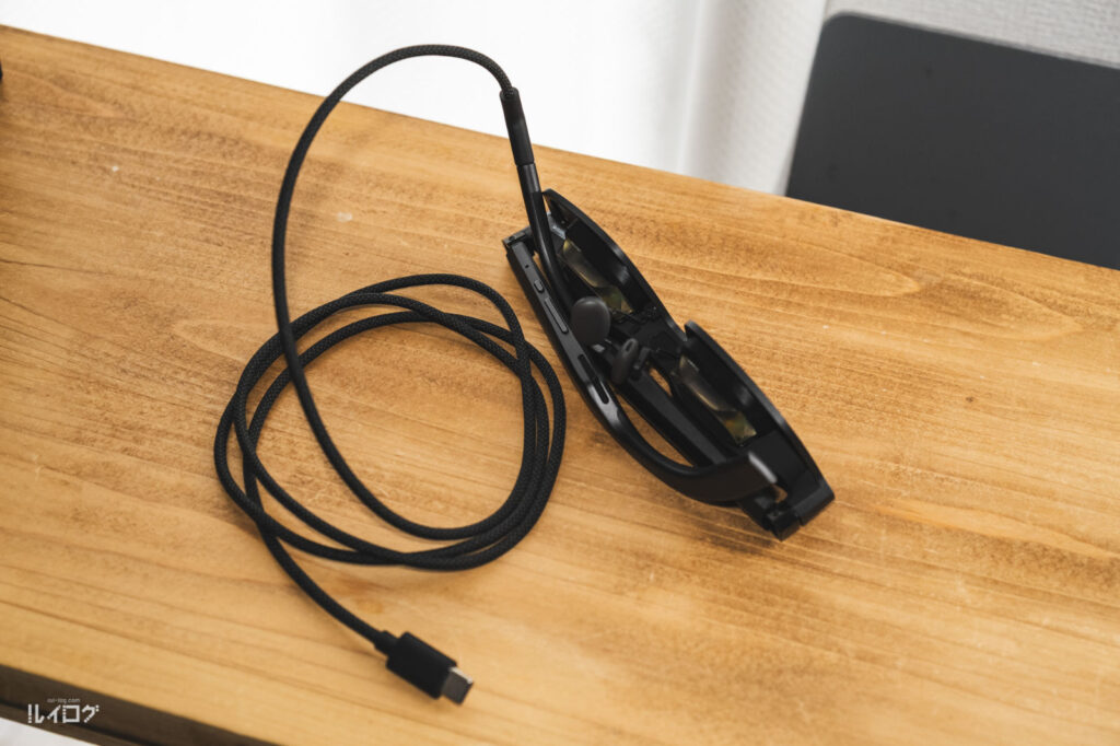 ROG XREAL R1 に付属のグラス接続用USB-C to C ケーブルを接続
