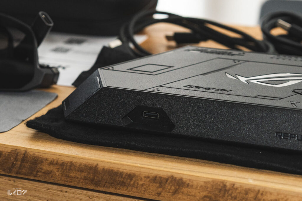 ROG XREAL R1 付属の ROG Control Dockをクローズアップ
