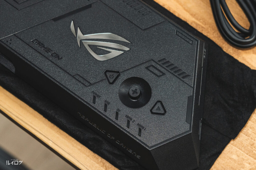 ROG XREAL R1 付属の ROG Control Dockをクローズアップ