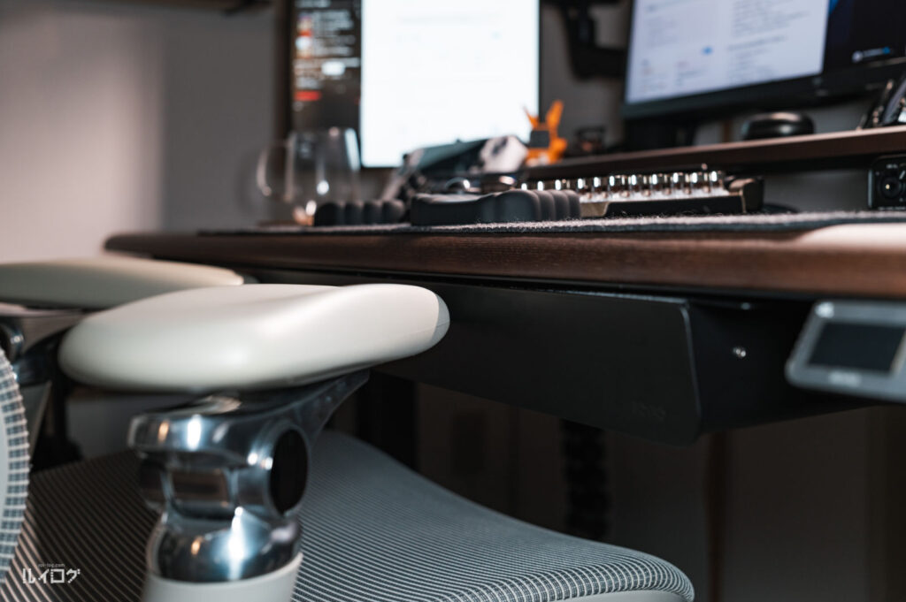 COFO Desk Shelfをつけるとアームレストが当たりやすい