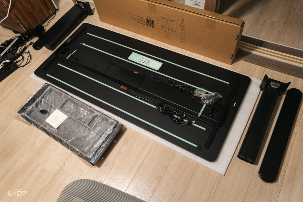 COFO Desk Studioを組み立てているところ