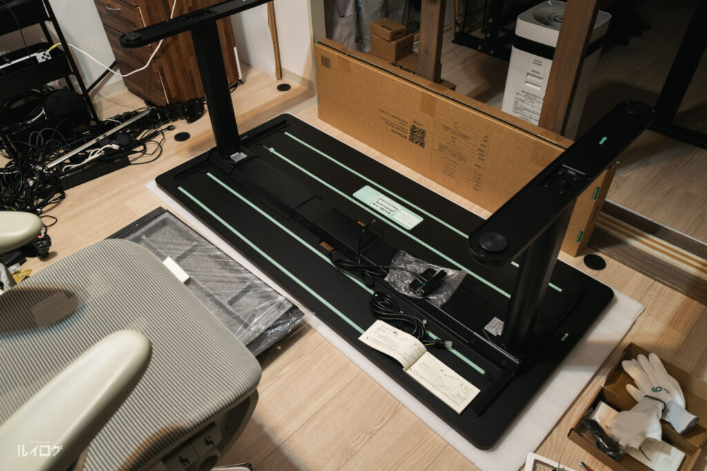 COFO Desk Studioを組み立てているところ