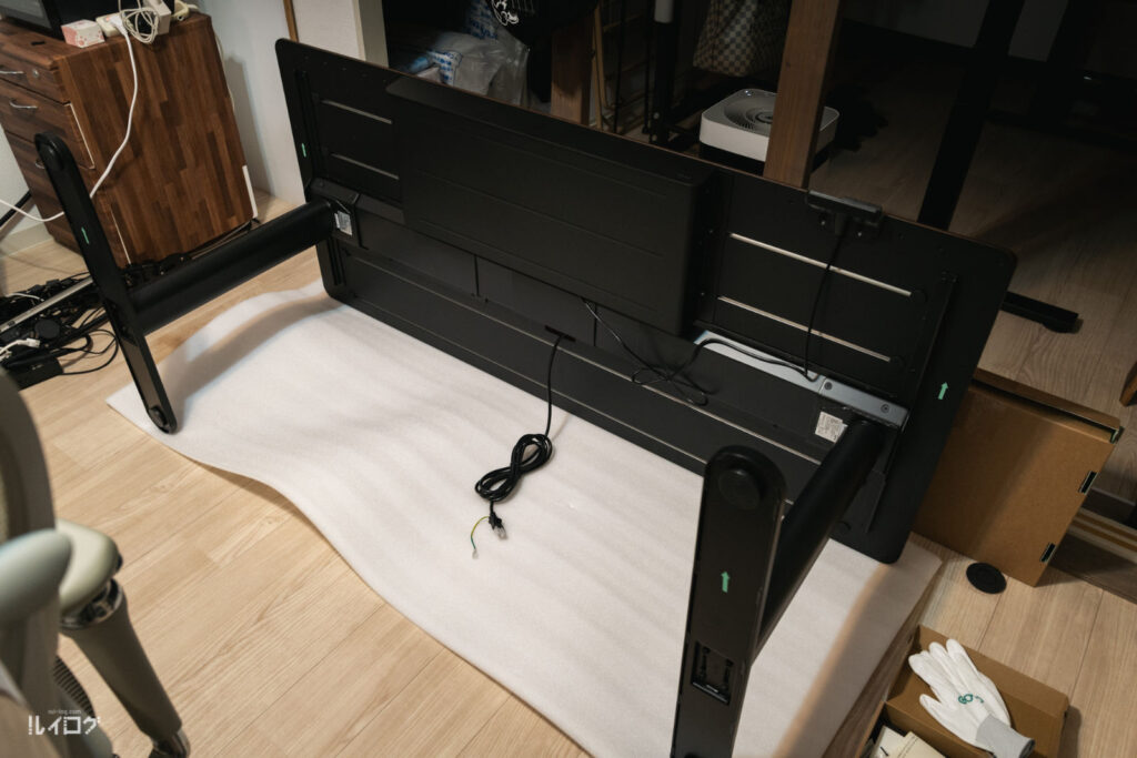 COFO Desk Studioを組み立てて立ち上がらせているところ