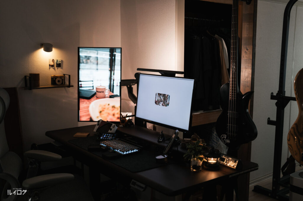 BenQ ScreenBar Halo 2のバックライトのみを点灯しているルイログデスク