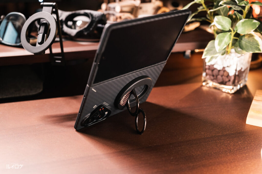 PITAKAスマホリングでGalaxy Z Fold8を縦置きした状態