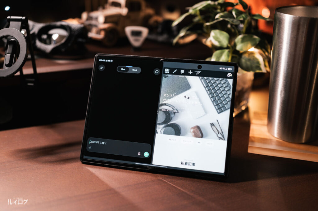 Galaxy Z Fold8でChatGPTとChromeを2画面表示している様子