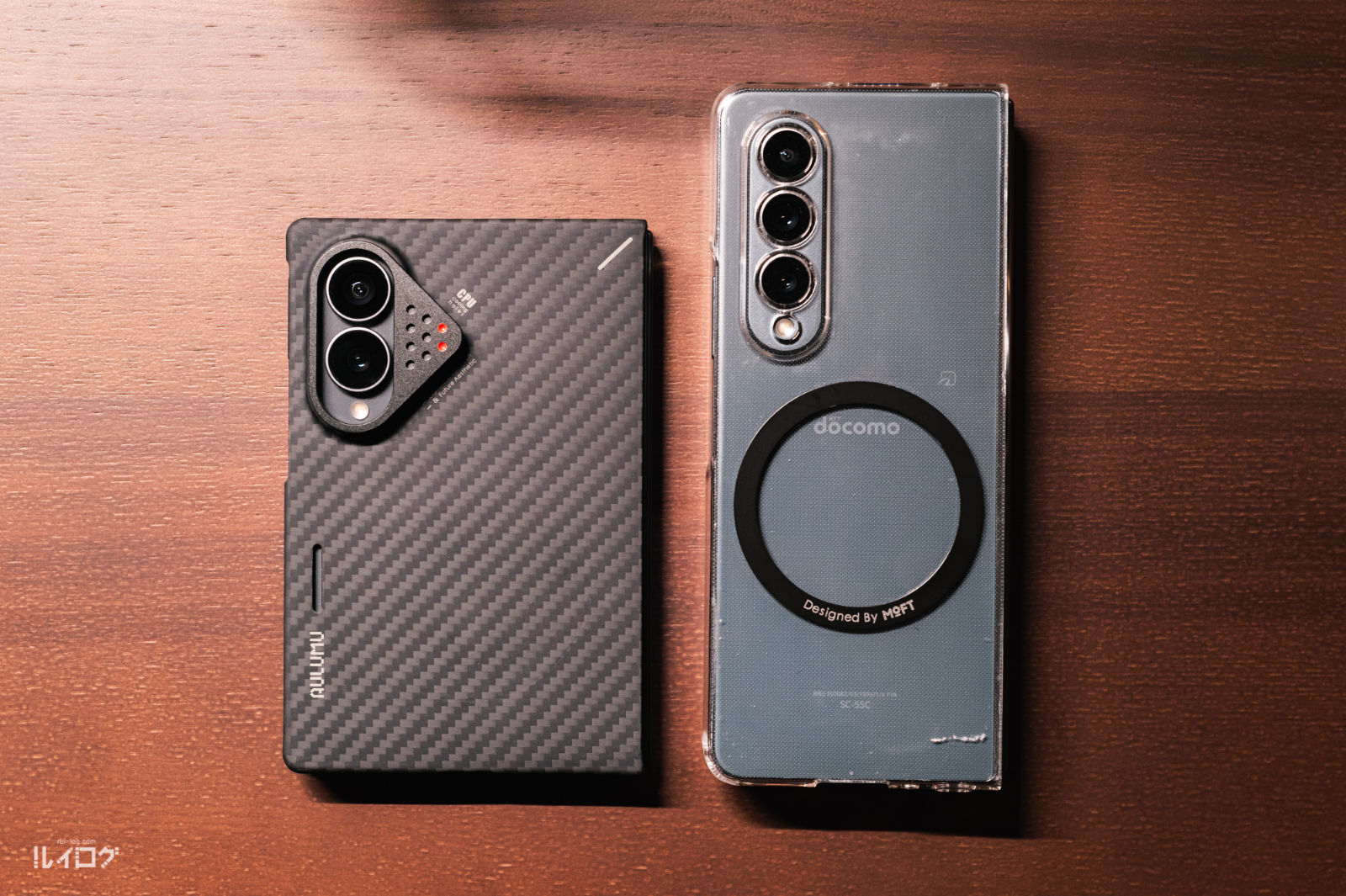 Galaxy Z Fold4とGalaxy Z Fold8を並べた比較写真