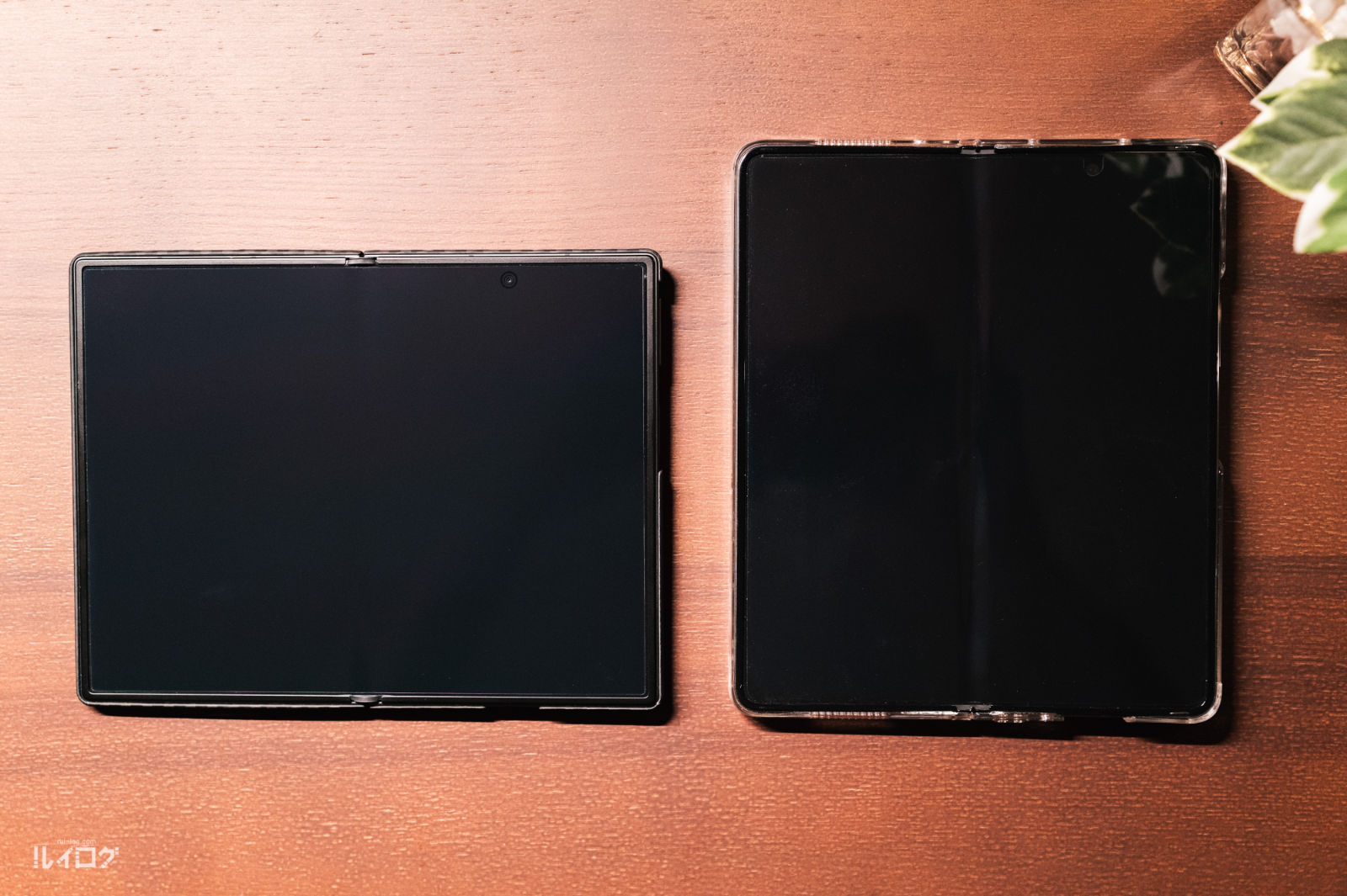 Galaxy Z Fold4とGalaxy Z Fold8を並べた比較写真