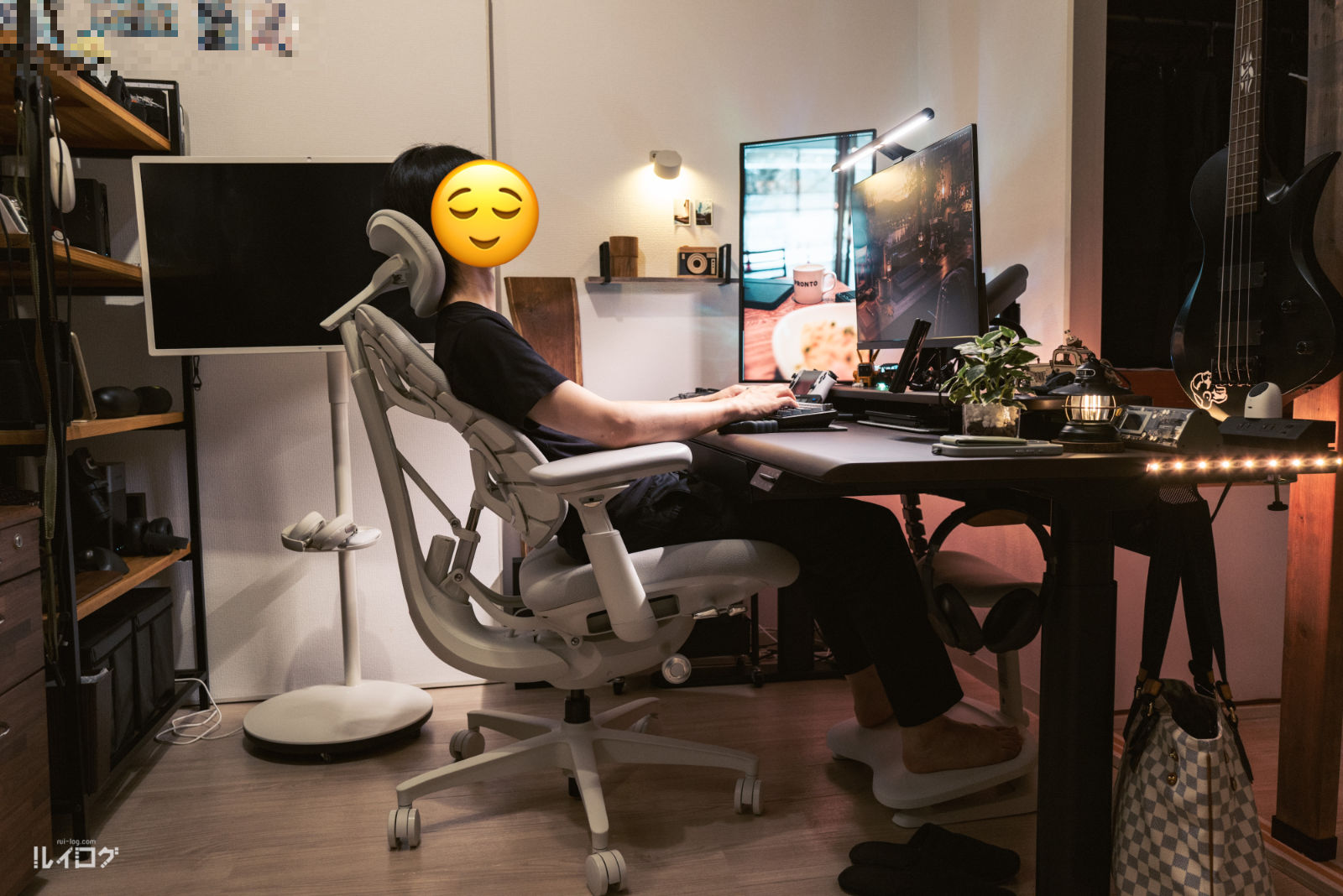 LiberNovo Omni Genに座って後傾姿勢で作業している様子