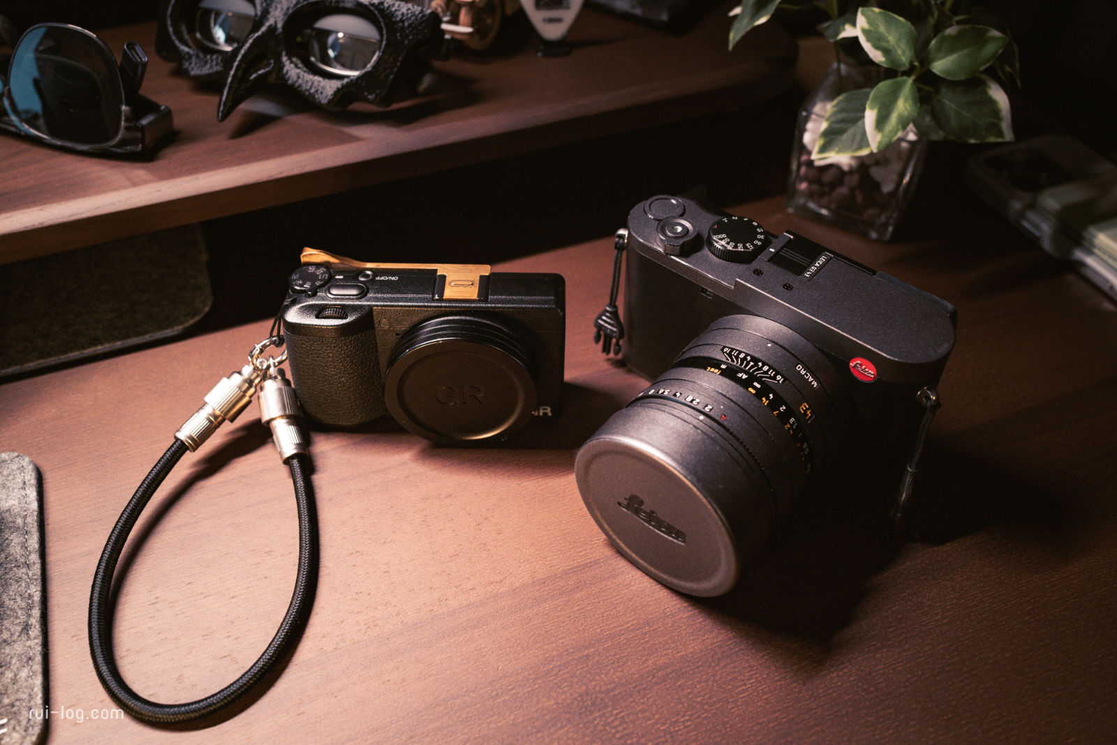 Leica Q3 43とRICOH GR IIIxを比較する写真